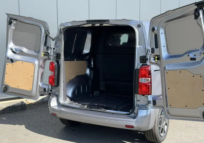 Vue arrière du Citroën Jumpy gris Artense avec portes battantes ouvertes montrant l’espace de chargement vide.