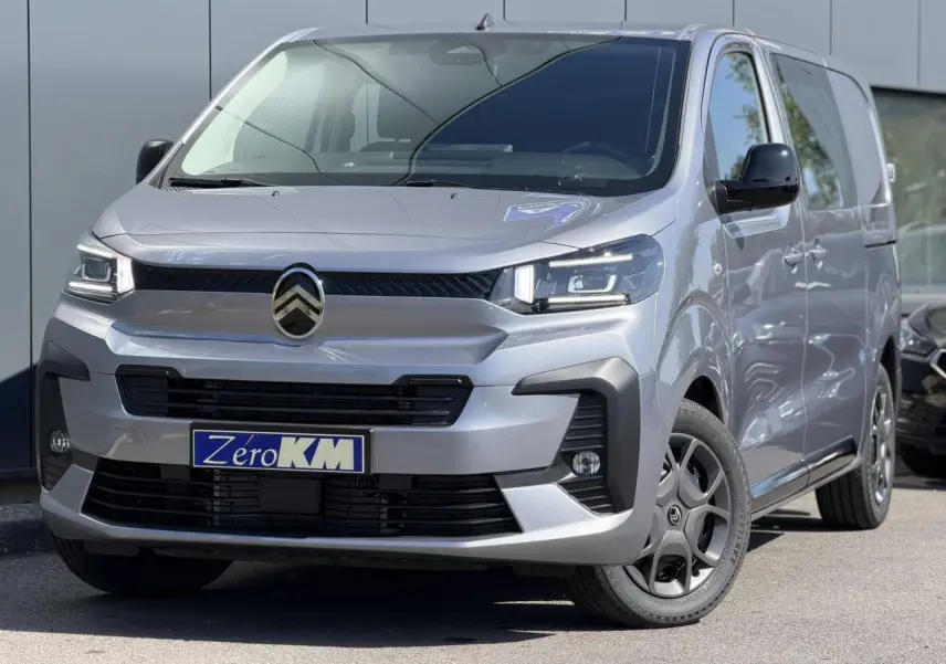Vue 3/4 avant droit du Citroën Jumpy gris Artense avec jantes noires et calandre distinctive Pack Look.