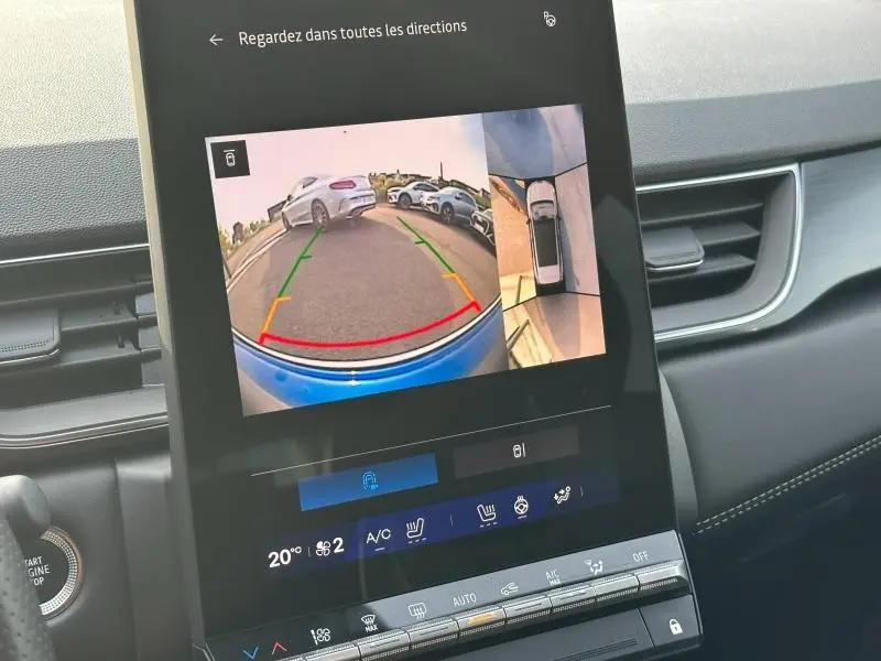 Écran tactile intérieur montrant la caméra de recul avec vue arrière et angles morts du Renault Symbioz rouge flamme.