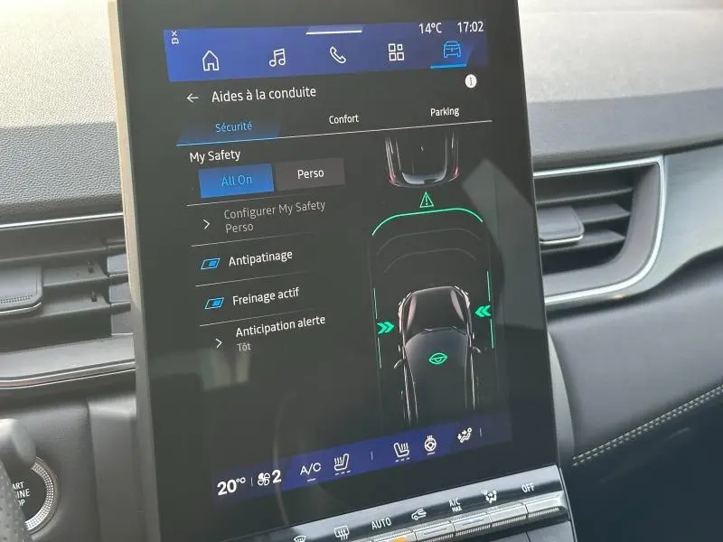 Écran tactile central du Renault Symbioz rouge montrant les aides à la conduite avec interface moderne et tableau de bord gris.
