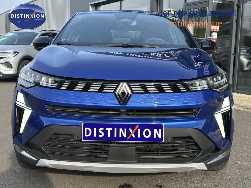 Vue avant rapprochée d’une Renault Symbioz 2025 bleu électrique avec calandre distinctive et feux LED en forme de C.
