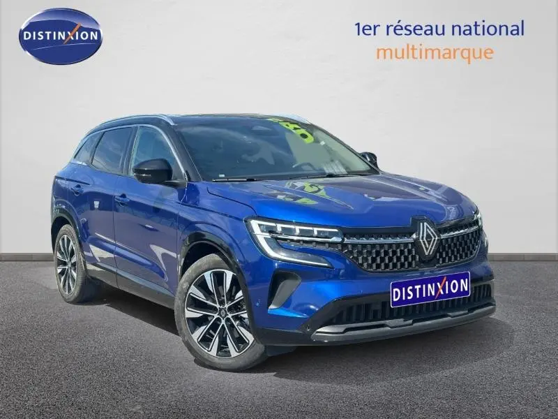 Renault Austral bleu Iron avec toit noir étoilé, vue 3/4 avant mettant en valeur la calandre et les jantes alu.