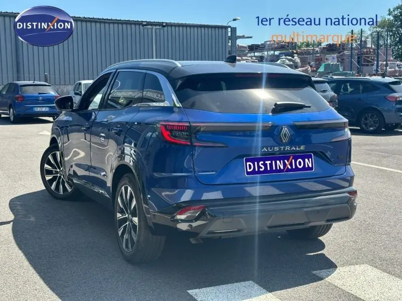 Vue 3/4 arrière droite du Renault Austral bleu Iron avec toit noir étoilé, feux arrière LED et jantes alu.