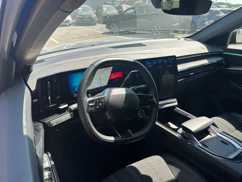 Vue intérieure côté conducteur du tableau de bord et volant multifonction du Renault Austral 2025 en finition Techno.