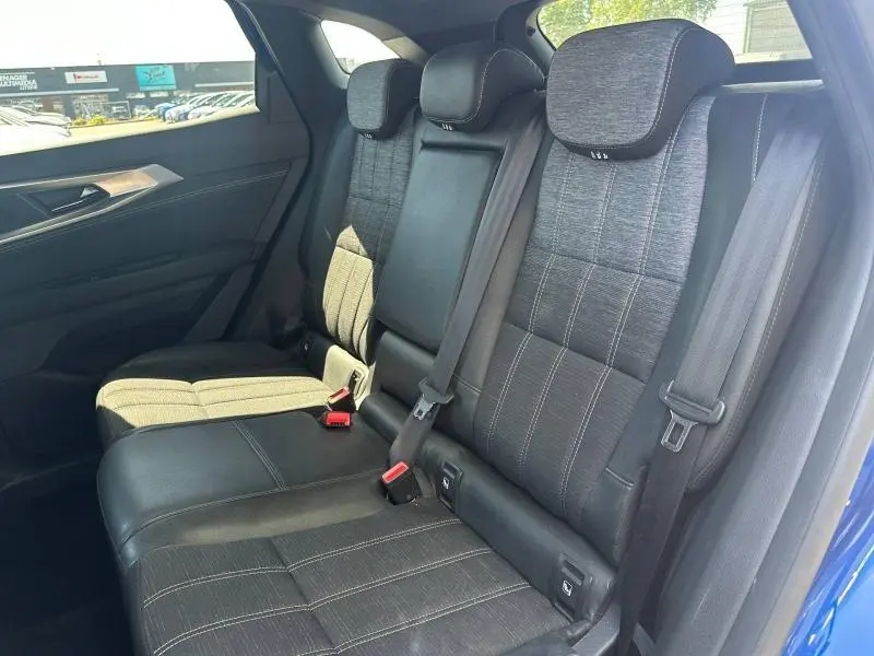Vue latérale droite de la banquette arrière gris dégradé avec appuie-têtes et ceintures dans un Renault Austral 2025.