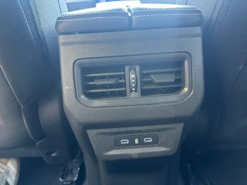Gros plan sur la console arrière noire du Renault Austral 2025 avec bouches d’aération et ports USB-C.