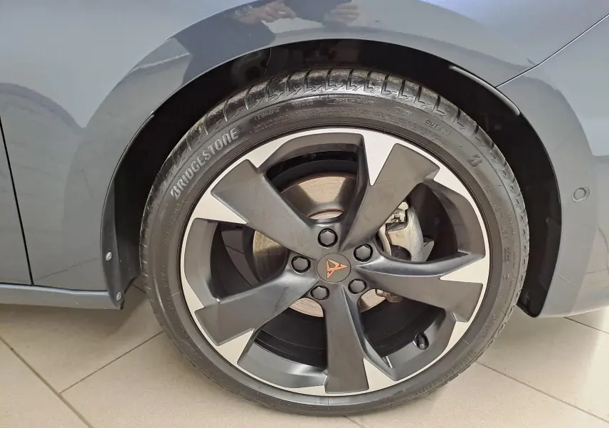 Gros plan sur la roue avant droite de la CUPRA Leon 2023 gris magnétique avec jante alliage noire et argentée distinctive.