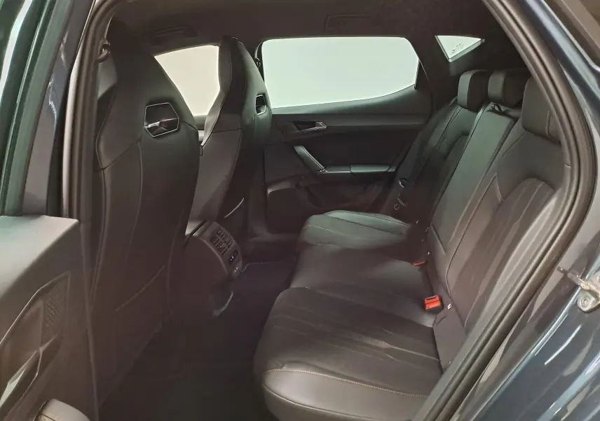 Vue intérieure côté droit des sièges arrière en cuir noir du CUPRA Leon 1.5 TSI 150 DS7 V 2023 gris magnétique.