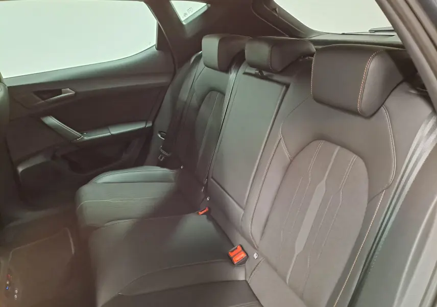 Vue intérieure côté droit des sièges arrière en cuir noir avec surpiqûres contrastantes du CUPRA Leon 2023.