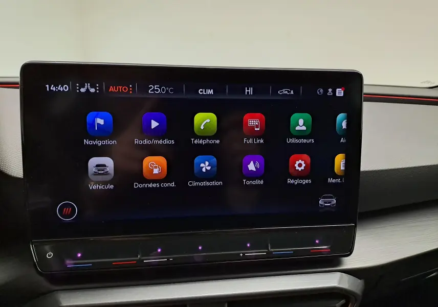 Écran tactile central de la CUPRA Leon 2023 affichant les menus navigation, téléphone et climatisation.