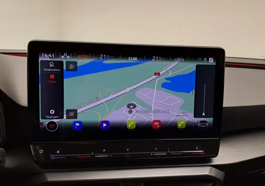 Écran tactile central du tableau de bord de la CUPRA Leon 2023 affichant la navigation et la climatisation.