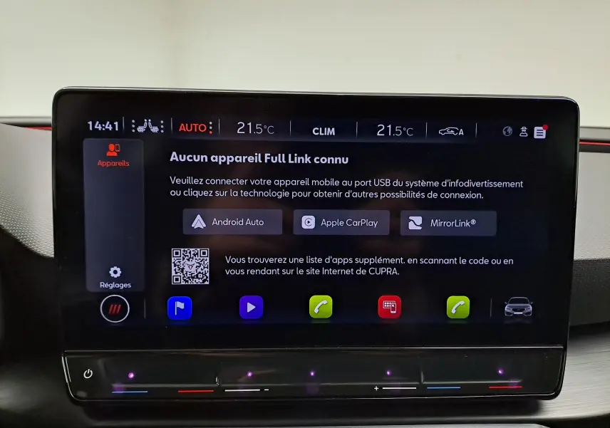 Écran tactile central du tableau de bord de la CUPRA Leon 2023 affichant les options de connexion Android Auto, Apple CarPlay et MirrorLink.