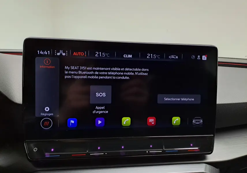 Écran tactile central de la CUPRA Leon 2023 affichant les réglages climatisation et options Bluetooth, intérieur moderne.