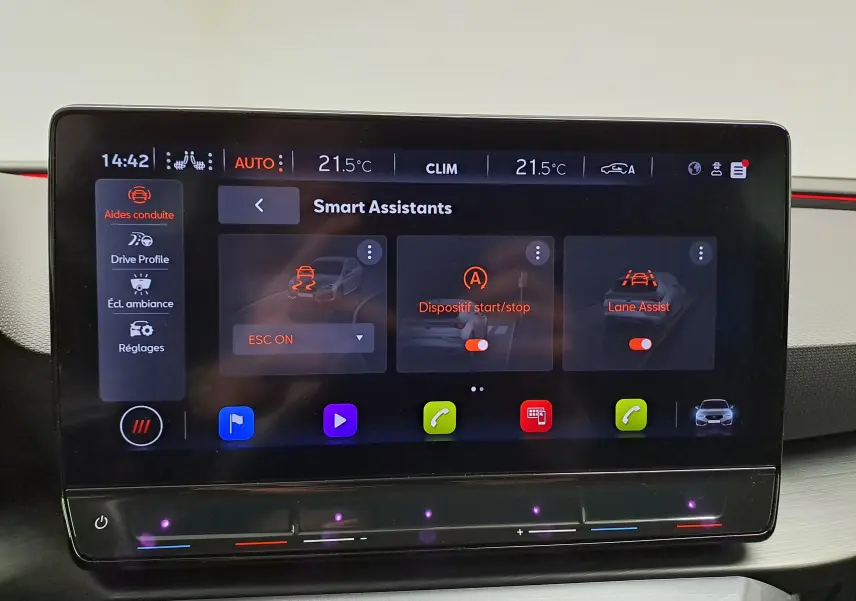 Écran tactile central de la CUPRA Leon 2023 affichant les assistants intelligents avec interface en français.