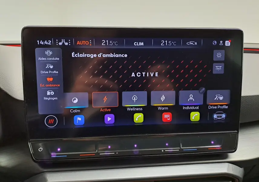 Écran tactile central du tableau de bord de la CUPRA Leon 2023 affichant les réglages d’éclairage d’ambiance actifs.