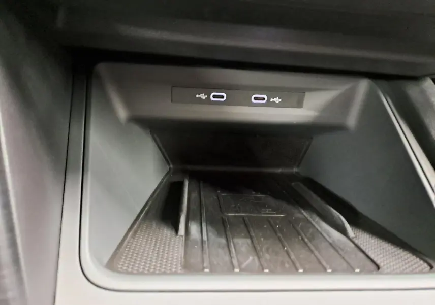 Gros plan sur la console centrale de la CUPRA Leon 2023 montrant deux ports USB-C avec un espace de rangement noir.