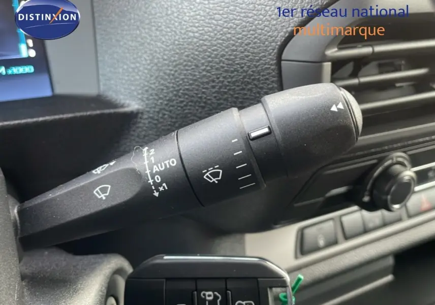 Gros plan sur la commande d'essuie-glace à gauche du volant dans l'habitacle d'un Citroën Jumpy gris titane.