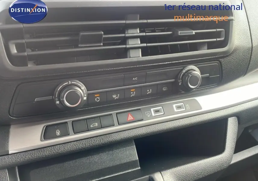 Détail du tableau de bord du Citroën Jumpy gris titane, montrant les commandes de climatisation et les ports USB.