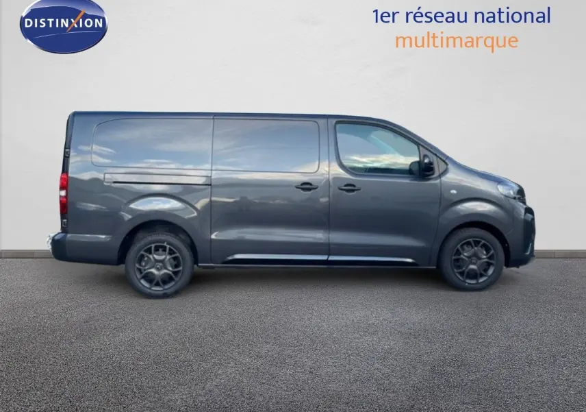 Vue de profil droit du Citroën Jumpy Van Long L3 gris titane métallisé avec roues noires et portes latérales coulissantes.