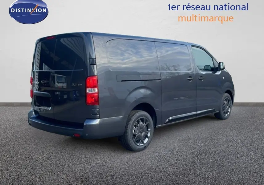 Vue 3/4 arrière droite d’un Citroën Jumpy gris titane métallisé, fourgon long avec portes latérales et arrière fermées.