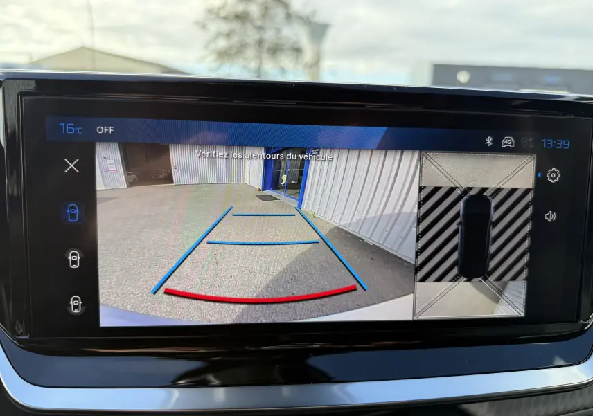 Écran de caméra de recul du Peugeot 2008 Hybrid 145ch GT, affichant les lignes de guidage et vue 360° du véhicule.