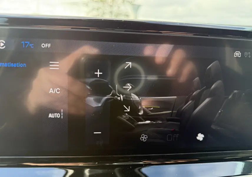 Vue latérale intérieure du Peugeot 2008 Hybrid 145ch GT 2025, montrant les sièges noirs et le tableau de bord moderne.