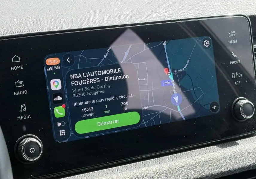 Écran tactile 8,25'' du système multimédia de la Skoda Scala TSI 116 gris graphite, avec navigation affichée.