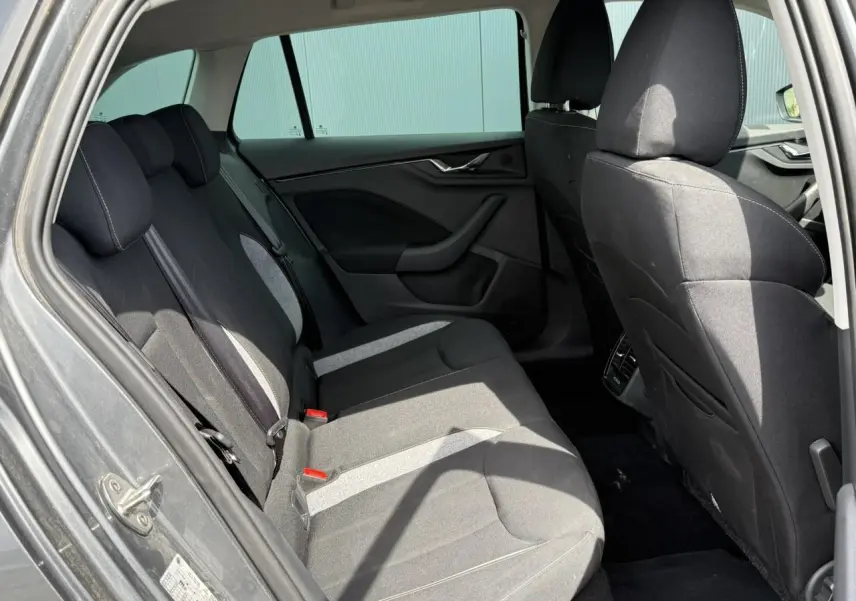 Vue intérieure côté gauche sur la banquette arrière noire et grise du Skoda Scala TSI 116 Sélection 2025 gris graphite.