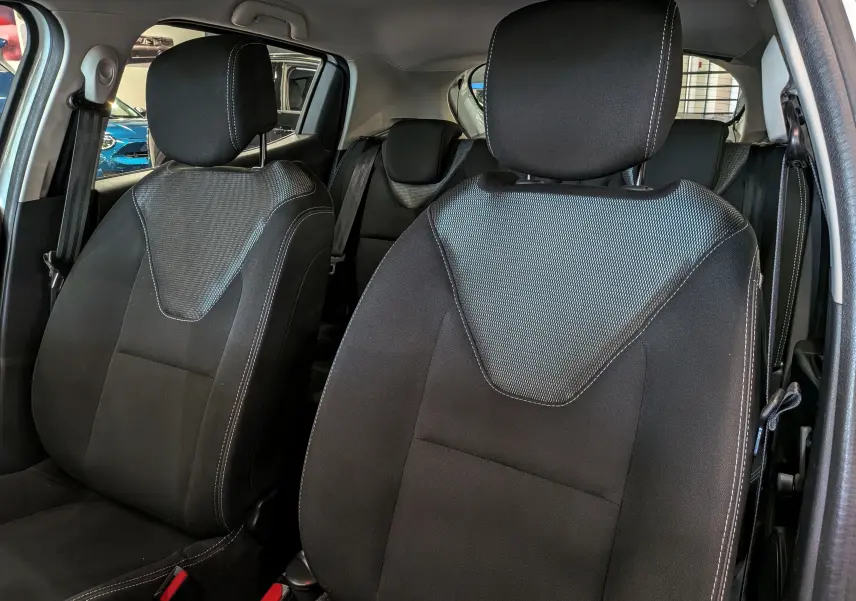 Vue intérieure des sièges avant en tissu noir de la Renault Clio IV TCe 75 CH Generation, sans éléments extérieurs visibles.