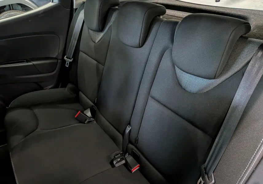 Vue intérieure des sièges arrière en tissu noir de la Renault Clio IV TCe 75 CH Generation, sans éléments extérieurs visibles.