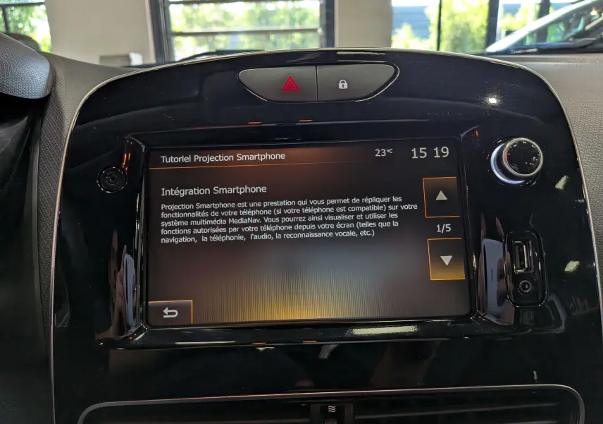 Écran tactile central de la Renault Clio IV TCe 75 blanc, affichant le tutoriel d’intégration smartphone.