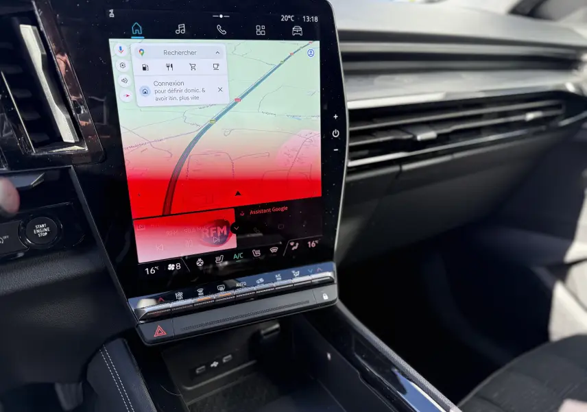 Vue rapprochée de l’écran tactile central du Renault Austral blanc 2023, affichant la navigation et les commandes climatiques.