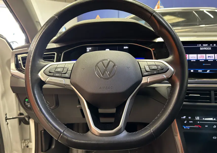 Volant en cuir noir avec commandes intégrées du Volkswagen Taigo TSI 110 DSG7 Style, vue frontale intérieure.