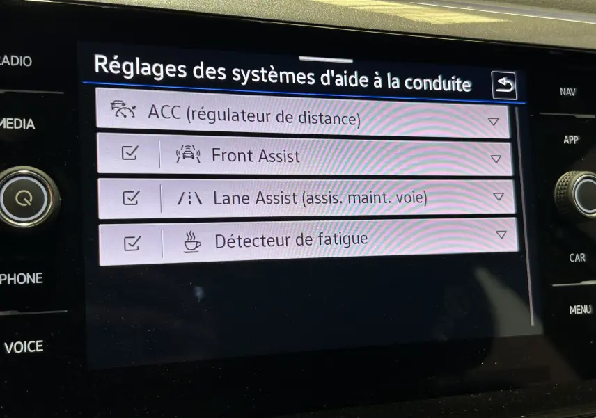Écran tactile intérieur affichant les réglages des aides à la conduite du Volkswagen Taigo TSI 110 DSG7 Style.