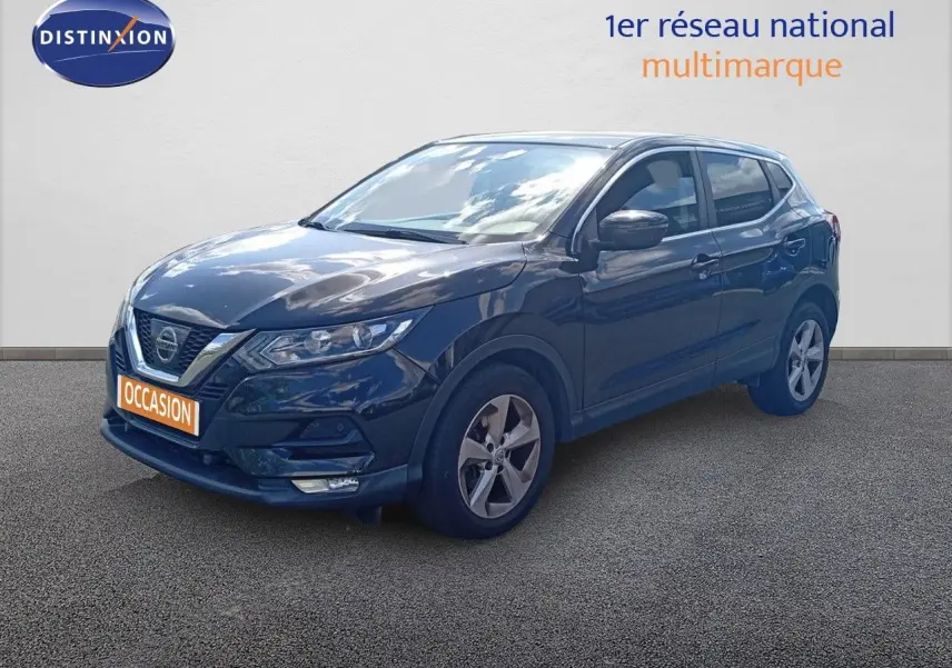 Nissan Qashqai noir métal en 3/4 avant droit avec jantes alliage et calandre chromée, sur fond neutre.