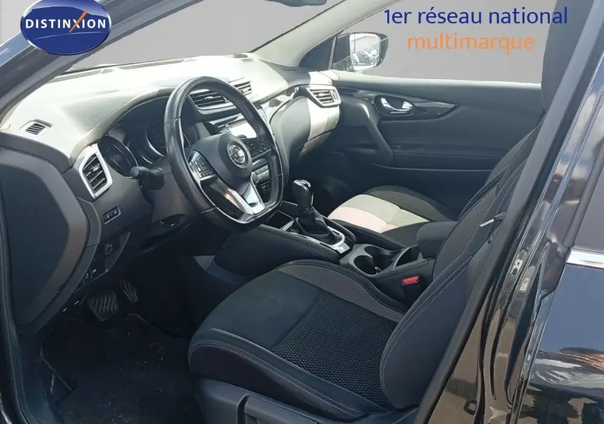 Intérieur du Nissan Qashqai 2018 noir métal, vue côté conducteur montrant le tableau de bord et les sièges avant.