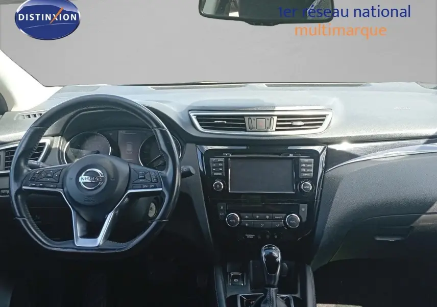 Vue frontale de l'intérieur noir du Nissan Qashqai 1.2 DIG-T 115ch Acenta Xtronic avec tableau de bord et volant multifonctions.