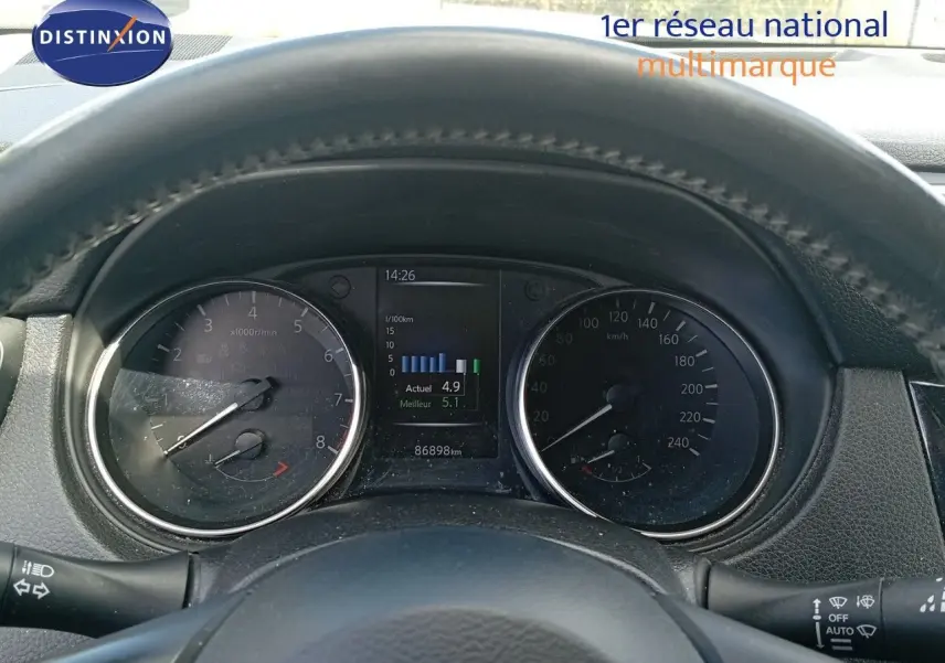 Vue rapprochée du tableau de bord du Nissan Qashqai noir métal 2018, affichant compteurs et écran digital.