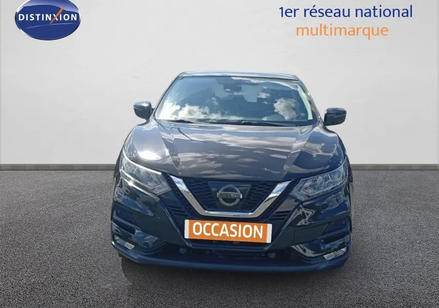 Vue de face d'un Nissan Qashqai noir métal 2018 avec plaque "OCCASION" et calandre chromée distinctive.