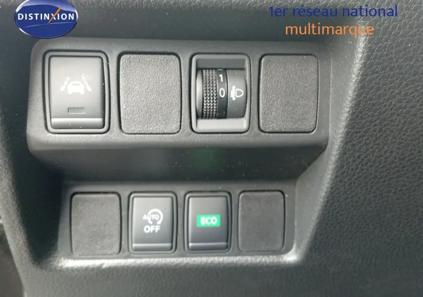 Panneau de commandes intérieures du Nissan Qashqai noir métal 2018 avec boutons d'assistance et mode ECO.