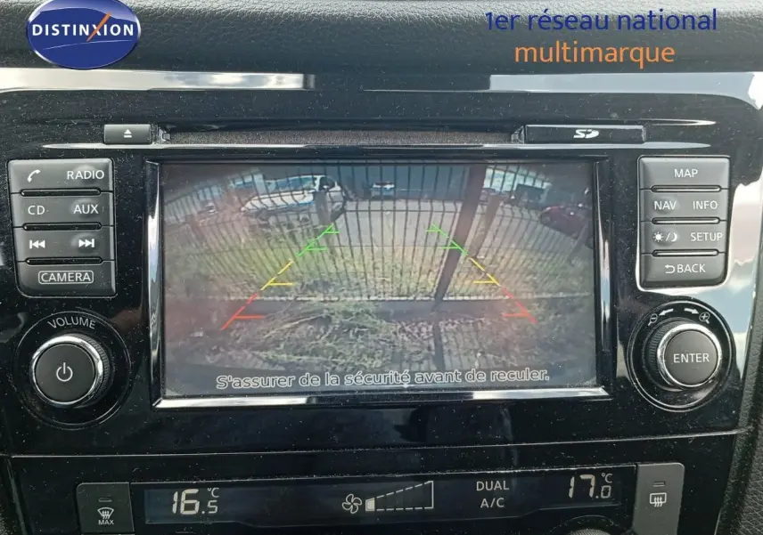 Écran central du Nissan Qashqai 2018 noir métal montrant la caméra de recul avec les lignes de guidage colorées.