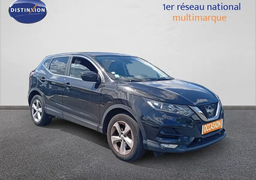 Nissan Qashqai noir métal vu en 3/4 avant droit avec calandre distinctive et jantes alliage.
