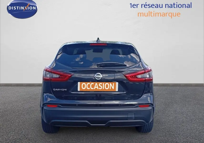 Vue arrière d'un Nissan Qashqai noir métal 2018 avec feux rouges et plaque d'occasion visible.