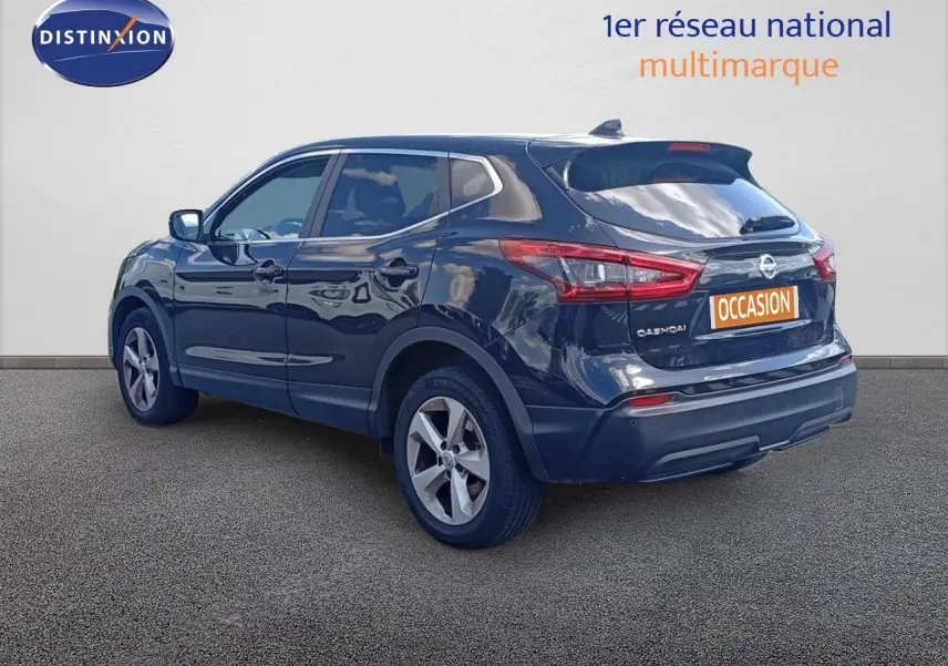 Nissan Qashqai noir métal en vue 3/4 arrière droit, avec jantes alliage et logo "Occasion" sur le coffre.