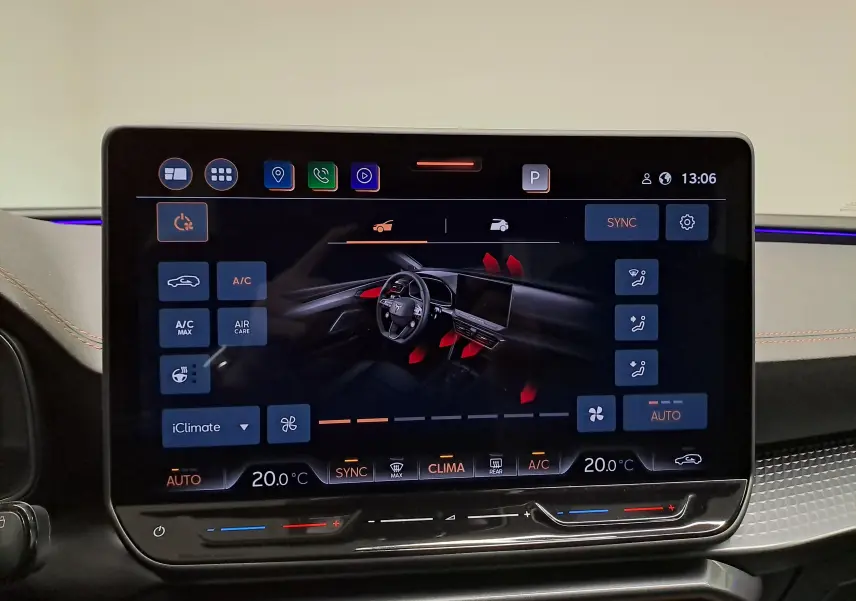 Écran tactile central affichant les réglages de climatisation et la vue intérieure du tableau de bord du CUPRA LEON ST.