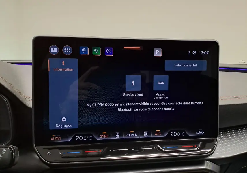 Écran tactile central affichant le menu Bluetooth et climatisation dans l’habitacle d’une CUPRA LEON ST 2025.