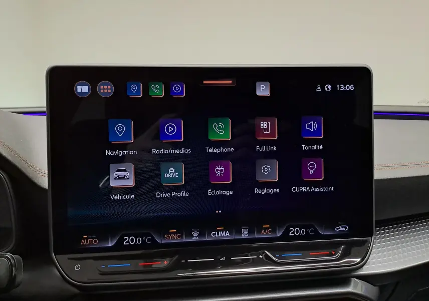 Écran tactile central du tableau de bord de la CUPRA LEON ST 2025 affichant les options de navigation et réglages climatiques.