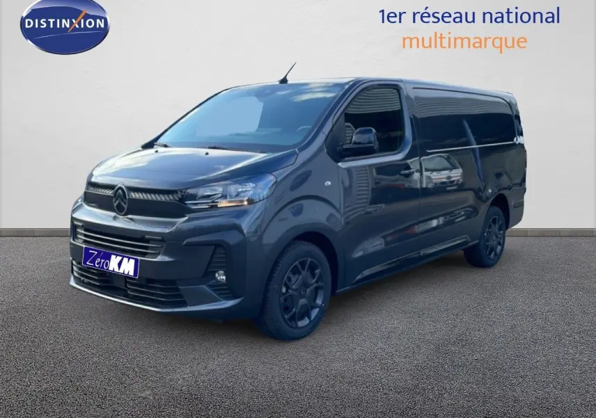 Vue 3/4 avant droit d’un Citroën Jumpy Van Long gris titane métal avec calandre noire et jantes foncées.