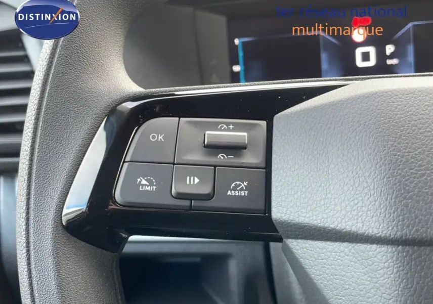 Gros plan sur les commandes au volant du Citroën Jumpy gris titane, avec boutons de limitation et assistance de vitesse.