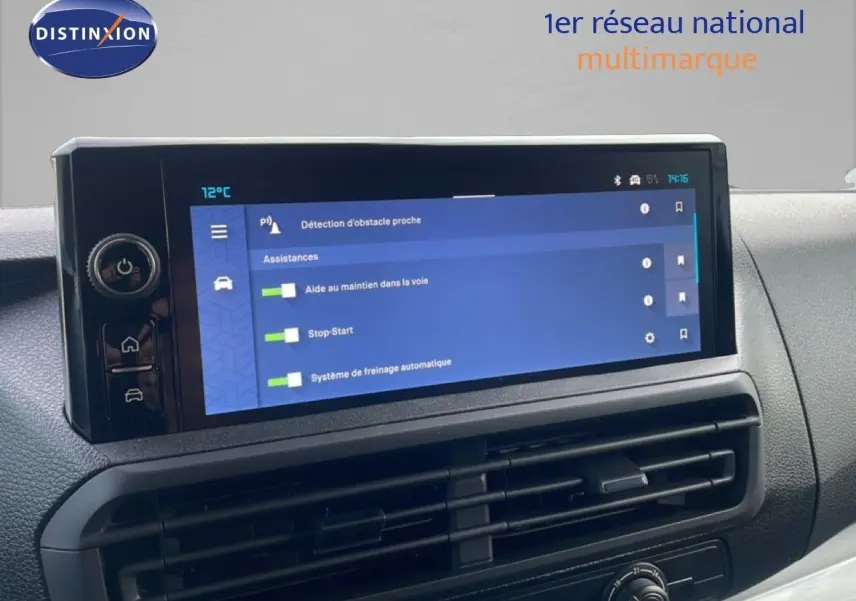 Vue intérieure du tableau de bord du Citroën Jumpy gris titane, avec écran tactile affichant les assistances à la conduite.